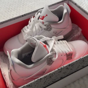 Air Jordan 4 Retro Oreo, Oanvända  - Säljer ett par oanvända Nike Air Jordan 4 Retro Oreo. Köptes på Merchsweden för 7.299kr. Möter helst upp i Stockholmsområdet annars kan frakt diskuteras.