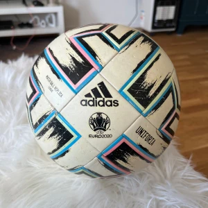 Adidas Euro 2020 fotboll - Säljer en Adidas Uniforia 2020 boll i storlek 5. Den är fullpumpad och i god skick 