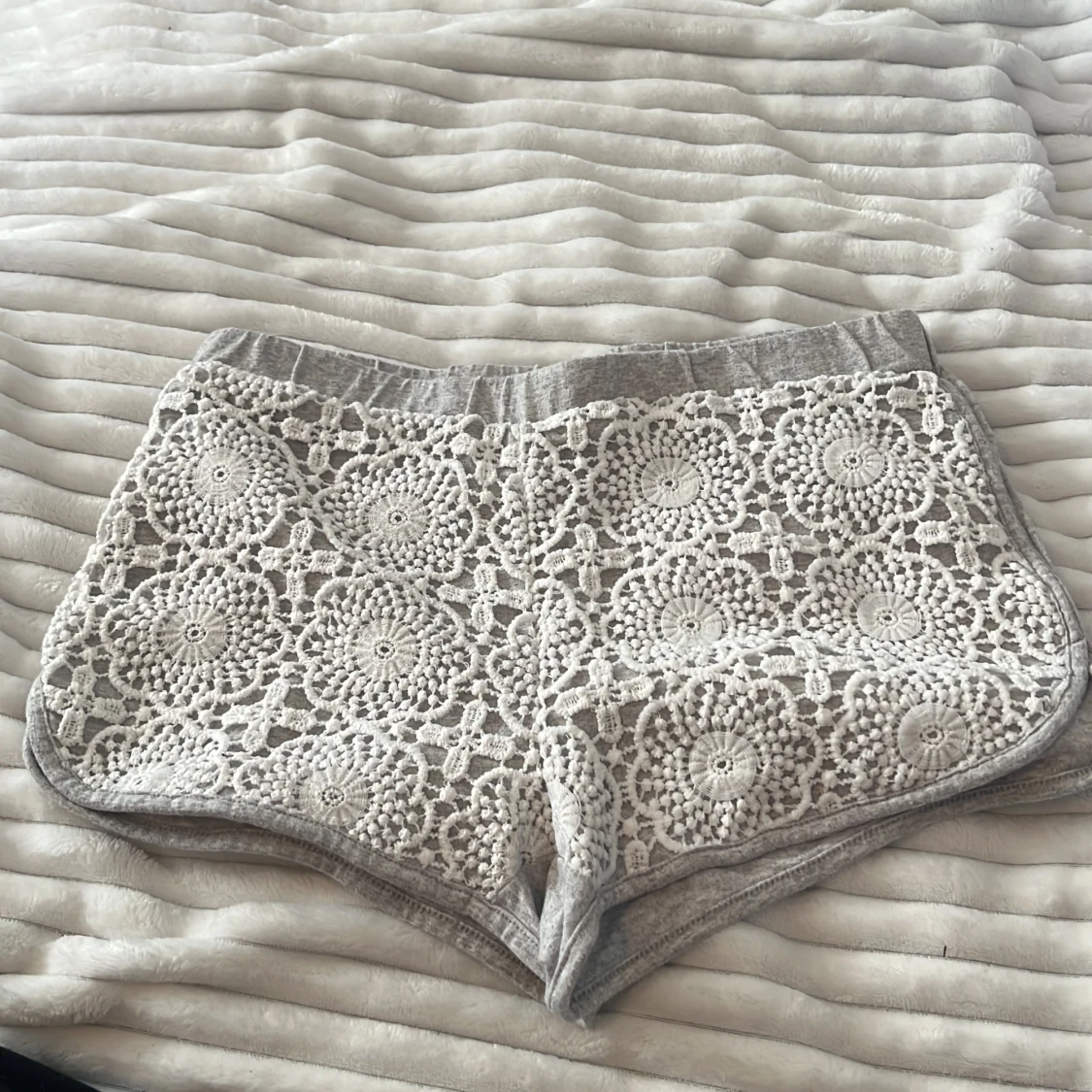 Grått pyjamasset med spetsdetaljer - 3