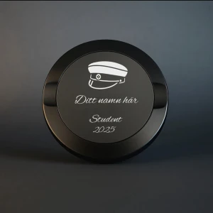 Metall Snusdosa - Student med ditt namn - Denna stilrena snusdosa i matt svart metall är både praktisk och elegant. Med två fack för nytt och använt snus samt en robust konstruktion är den perfekt för alla tillfällen. Den kompakta storleken gör den lätt att bära, och den lasergraverade designen ger en personlig touch.