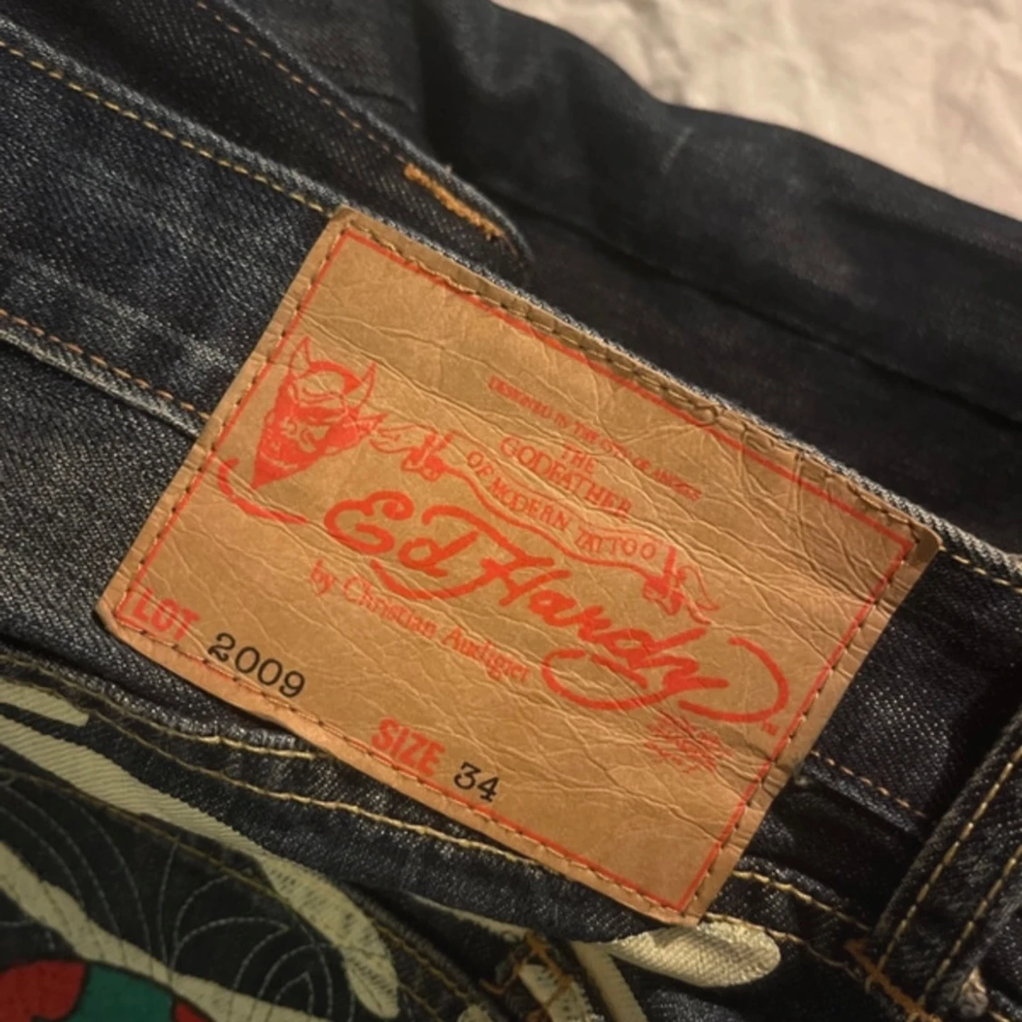 Ed Hardy jeans med broderade dödskallar och ormar - 4
