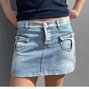 Ljusblå jeanskjol med fickor - Säljer en ljusblå jeanskjol med två fickor framtill och snygga slitningar. (Lånad bild)🩵🩵