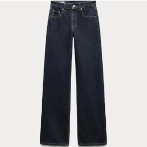 Jeans Zara - Säljer nu dessa as snygga jeans från Zara som inte längre går att få tag på. De passa tyvärr inte på mig då dom var lite för långa i benen. Jag är 167, storlek 38. Nästan helt oanvända utan defekter! 