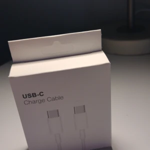 USB-C Charge Cable - Detta är en USB-C laddningskabel, perfekt för att ladda och synka dina enheter med USB-C-port. Enkel och stilren design, passar till många moderna smartphones, surfplattor och laptops. Perfekt tillbehör för dig som vill ha snabb och smidig laddning.                                                                         20w iphone15-16 och Androids                                               50kr/st