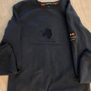 Sail Racing Tröja - Hej! Jag säljer en Sail Racing Tröja i mörkblå färg.  Varan är i väldig god skick, ingen tecken av användning och den är 100% äkta!  Kvitton finns tyvärr inte kvar. D enna tröjan är exklusiv Sail Racing Antarctica Expeditio, som är en begränsad utgåva, som inte längre säljs!  Köpt vid år 2019-2020.  Storlek : L  Väldig god skick!  Om du beställer varan innan 20:00, så fraktas den under samma dag, om du beställer varan efter 20:00, så skickar vi den nästa dag!  Mvh