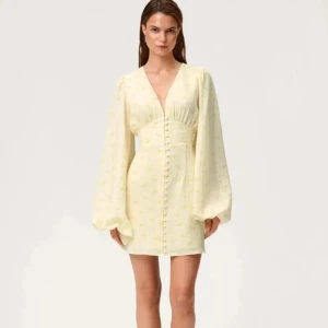 Klänning Adoore - Säljer denna klänning från Adoore då den var lite för liten för mig och returrätten gått ut… Prislappar, förpackning, allt kvar!!💛💛