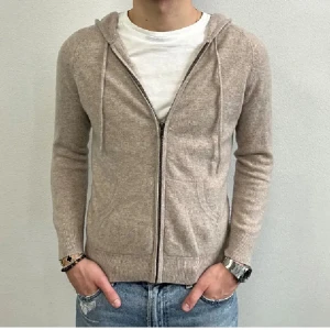 100% Kashmir hoodie från Davida - Säljer min sköna kashmir hoodie från Davida. Tröjan är i mycket bra skick och nypris ligger på omkring 2400. Storleken är S men passar även XS. Skriv om du har frågor/Maxi