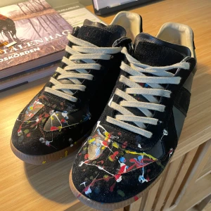Maison Margiela gats(ÄKTA!) - Sjukt feta Gats i svin snygg colorway me asfeta färgstains, skorna är i princip som nya 9/10 skick, är som nya.  • Nypris: 6000kr! strl 40 • passar 41/42 ca 26,5cm. Skriv vid funderingar, priset kan diskuteras