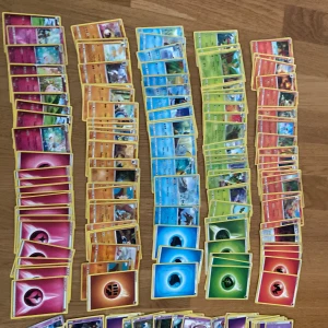 Stort paket 200+ Pokémonkort + kortfodral - Säljer ett stort paket med 200+ Pokémonkort  i olika färger och typer 😍inklusive energikort och flera olika Pokémon. Medföljer även tre högar med kortfodral i svart, rött och guld. Perfekt för samlare eller spelare som vill bygga egna lekar ‼️‼️Hör av vid specifika köp 😃