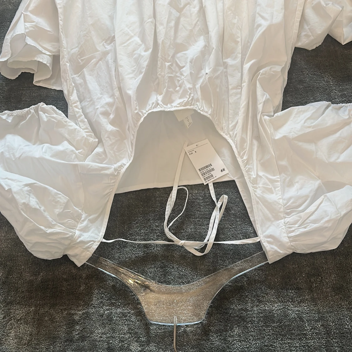 Vit långklänning med puffärmar och volang - 4