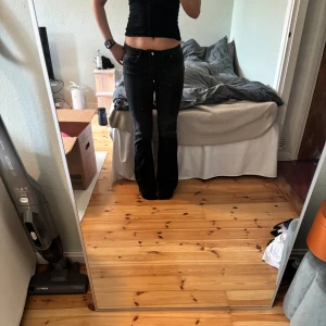 Utsvängda svarta jeans - Från Cubus i storlek xs/32 skulle säga de passar xs/s