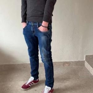 Blå Replay Anbass jeans - Säljer ett par blå Replay anbass. De är i storlek W29 L30. De har en liten slitning i skrevet men syns inte under användning. Priset är ej hugget i sten, hör av er om ni har några funderingar💭