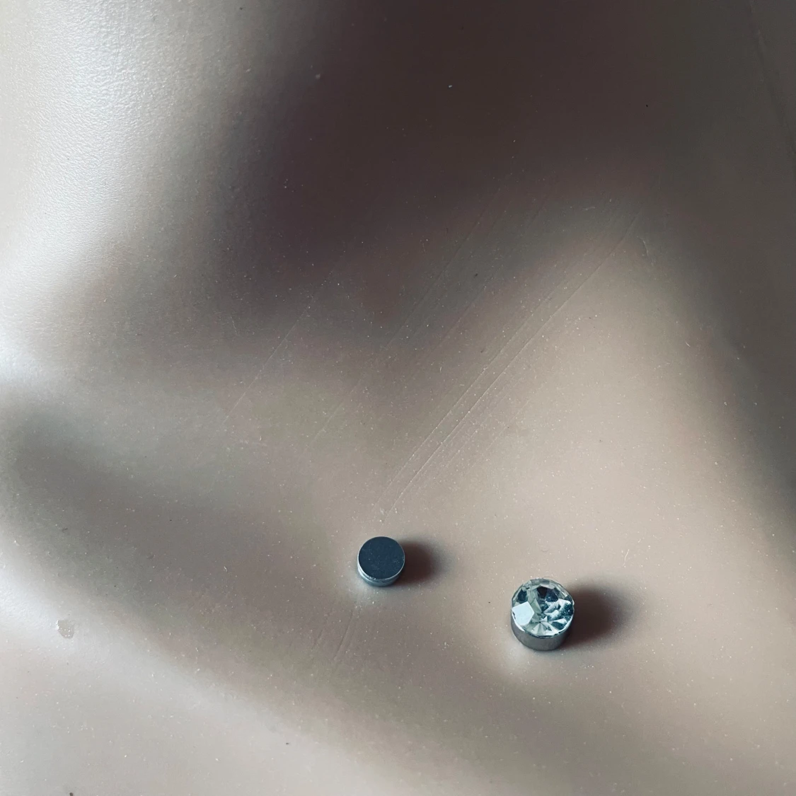 By prisförslag- 1 st magnetiskt Silverfärgat örhängen/piercing med kristall - 2