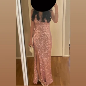 Balklänning  - Ljus Rosa bal/festklänning i storlek 36. Köpt på L&S butiken i Göteborg. Använt 1 gång, klänningen är som ny.  Ny pris 3000:-