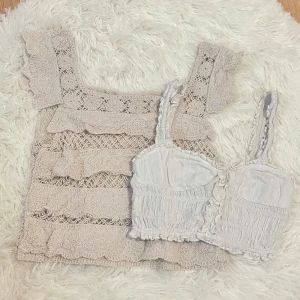 Set: två söta sommartoppar - Supersöt beige topp med spets och volangdetaljer. Den vita linjen är från Berska. Passar storlek 32-34.