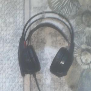  Gaming hörlurar / mick  -  Hej, jag säljer de här hörlurarna för att hjälpa min fotbollsklubb och köpa nya fotbollsskor. De hörlurarna är i väldigt bra kvalitet och har tre stycken USB kopplingar. Så om du kan inte använda den så kan du använda andra eller tredje du kommer 100 % funka själva micken kan man är det bra man kan ta upp det där nere och sänka på volym på högra örat bakom De är extra stjärna för du spelar länge eller ska prata med någon eller fixa ett jobb till dig till exempel intervju Så är det här bästa val