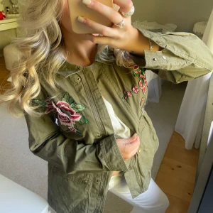 Militär grön jacka - Jätte snygg jacka med tryck fram och bak!!💕