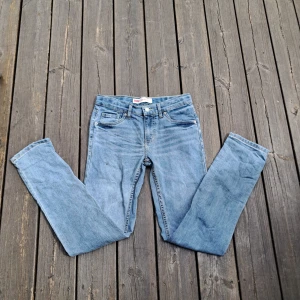 Levi's 510™ ljusblå jeans - Säljer ett par klassiska Levi's 510™ jeans i ljusblå denim. Modellen är skinny med fem fickor, dragkedja och knapp framtill. Perfekta för dig som gillar en tajtare passform och tidlös stil. Ikonisk röd Levi's-tag på bakfickan.
