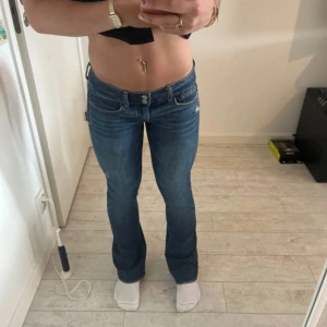 Lågmidjade bootcut jeans - American Eagle Midjemått 39+stretch Innerbenslängd 76