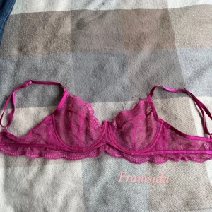 ✨💕Rosa spets-bh från Hunkemöller✨💕 - Säljer en snygg rosa bh från Hunkemöller i spets med transparenta partier och tunna axelband. Bh:n har bygel och fina spetsdetaljer längs kanterna. Perfekt för dig som gillar färg och detaljer!🩷🤍🫶🏻✨