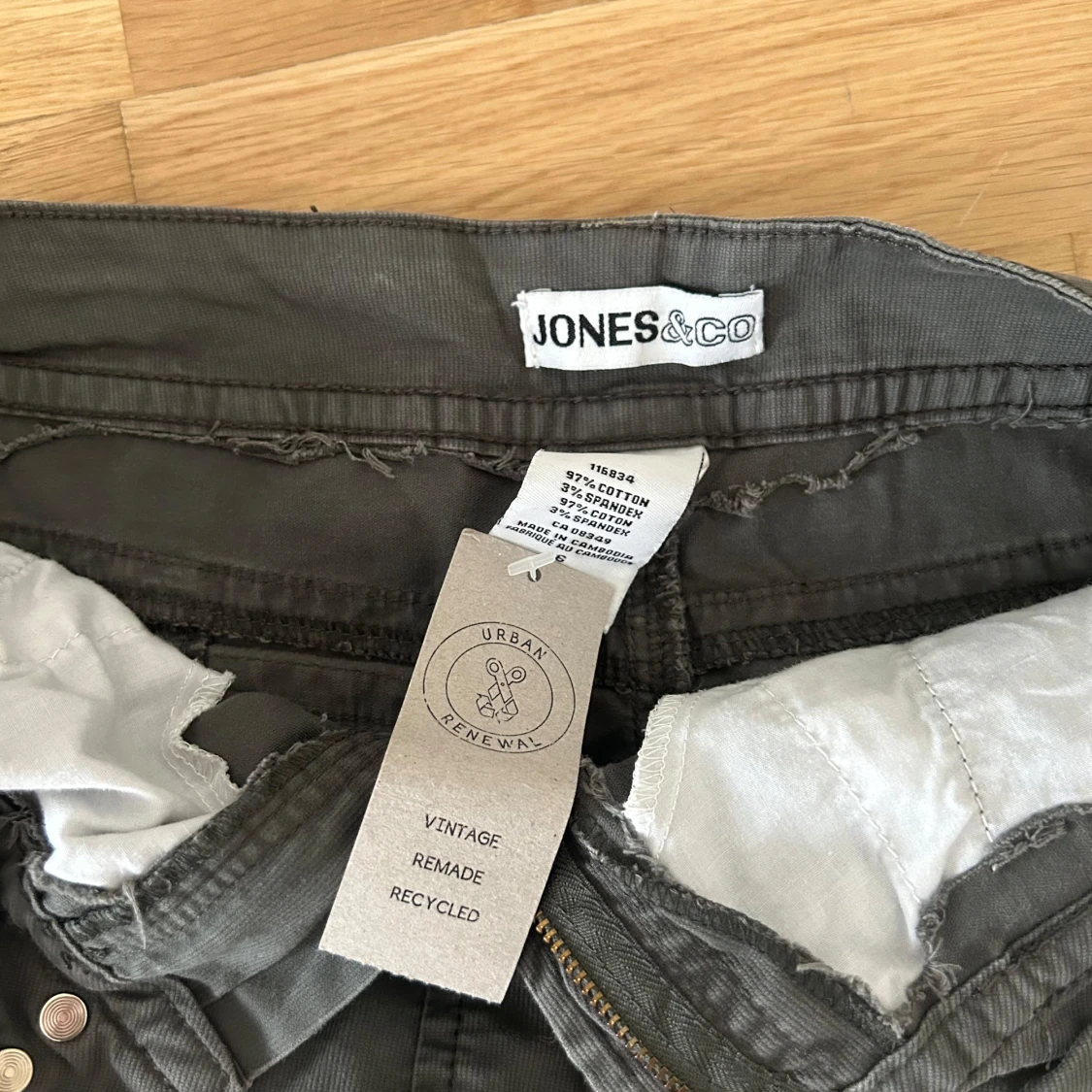 Mörkgrå jeans minikjol från Jones & Co - 2