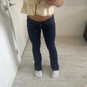 Lågmidjade bootcut jeans - Fina jeans från Tommy Hilfiger  Midjemått 37  Innerbenslängd 78