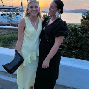 Ljusgul från H&M - Säljer en gul  från H&M med volangdetalj. Klänningen är ärmlös och har en v-ringad halsringning. Perfekt för sommarens alla tillfällen! Endast använd en gång!