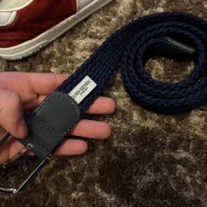 John Henric bälte - Snyggt mörkblått flätat bälte från John Henric sick 10/10 aldrig använt 