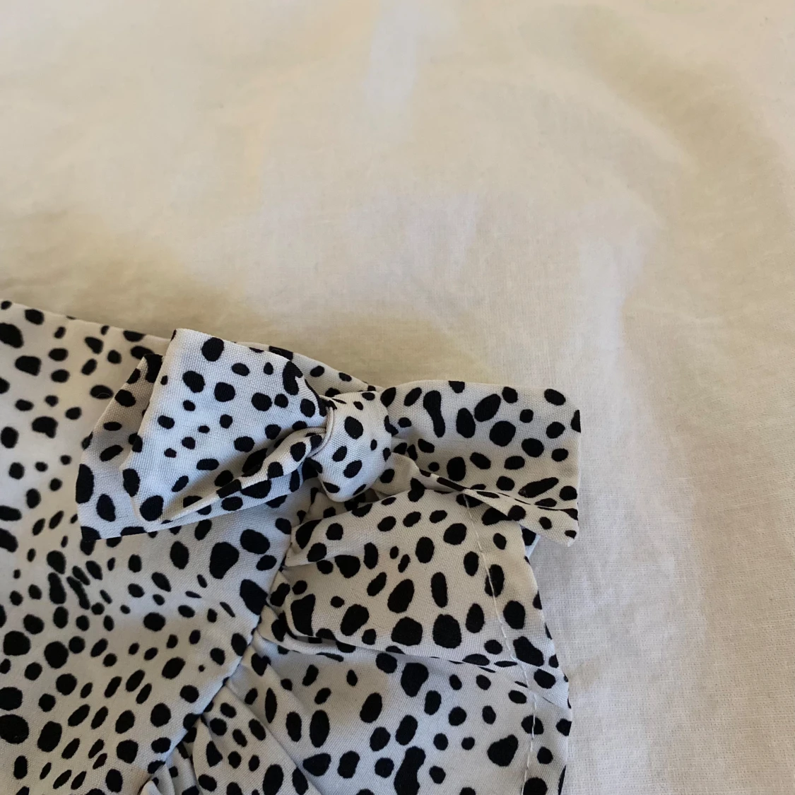 Vit omlottkjol med svarta prickar från SHEIN - 1