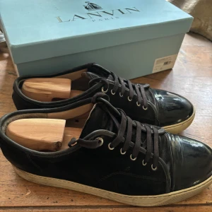 Lanvin sneakers toe cap storlek 45 - Storlek 45, använda men tagit hand om dem bra. Box tillkommer