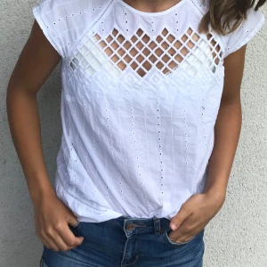 Vit blus - Vit blus med fina detaljer