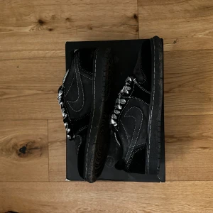 Cactus jack Black phantoms  - Säljer ett par svarta Nike Air Jordans med vita kontrastsömmar och unika snören. Skorna har broderad logga på hälen och klassisk Air Jordan-märke. Snygg och stilren design som sticker ut.