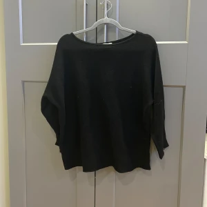 Svart stickad tröja från H&M - En enkel svart stickad tröja från H&M BASIC. Tröjan har rund halsringning och långa ärmar med en lös och avslappnad passform. I strl M