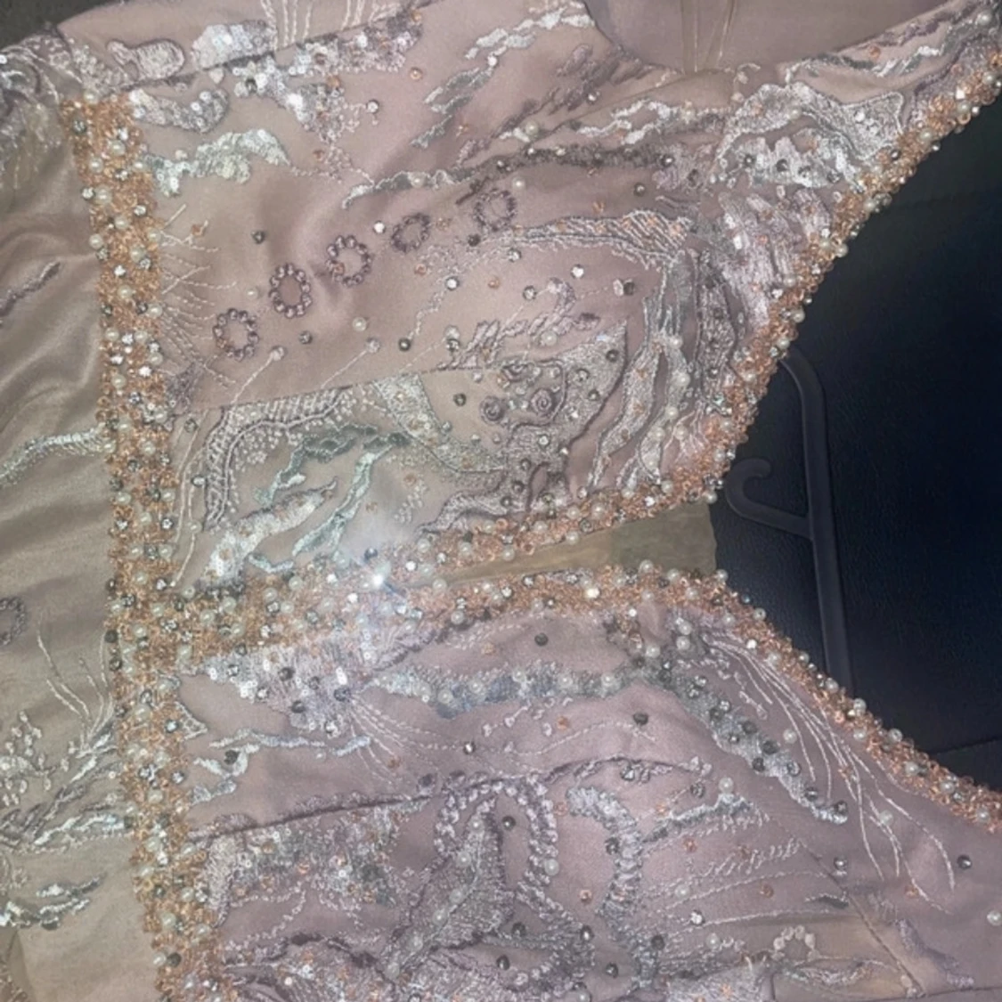 Champagnefärgad långklänning med paljetter och spetsdetaljer - 1