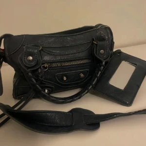 City bag - Säljer denna eftertraktade väskan, köptes för 1200kr. Den har använts ganska mycket av mig och har därför slitage, men har fortfarande mycket kvar att ge!   Den är hel och fin, små missfärgningar men inget man stör sig på. Skriv privat för fler bilder!