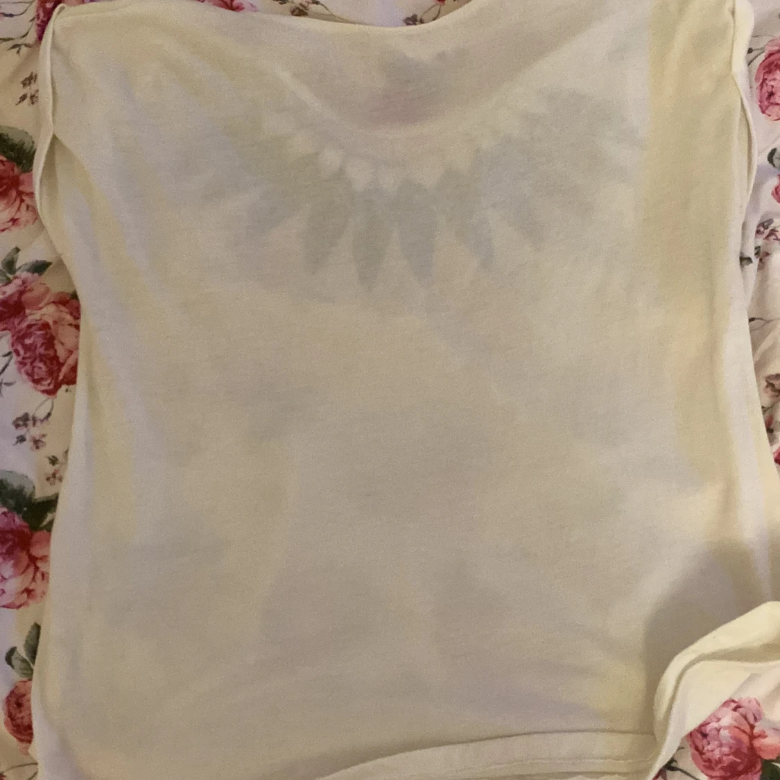 vit t-shirt med svart fjädermönster - 1