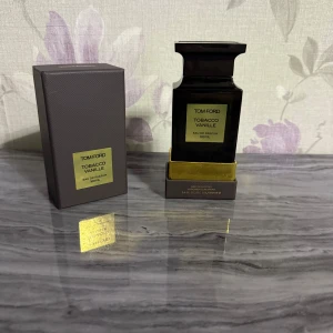 Tom Ford Tobacco Vanille Eau de Parfum - Tom Ford Tobacco Vanille 100 ml flaska, passar perfekt för vintern, luktar varmt mycket av vanilj och tobak
