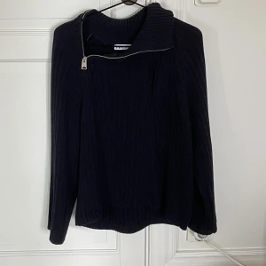 Stickad tröja - Mörkblå stickat tröja från zara. Bra skick🩷