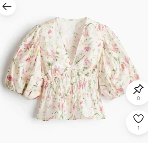 Blommig blus med puffärmar - Intresskoll!! Superfin blommig blus med v-ringning och puffiga trekvartsärmar. Blusen har smock i midjan och är i en ljus, luftig bomullskvalitet med rosa och gröna blommor. Perfekt för vår och sommar! Storlek S/xs, helt slutsåld