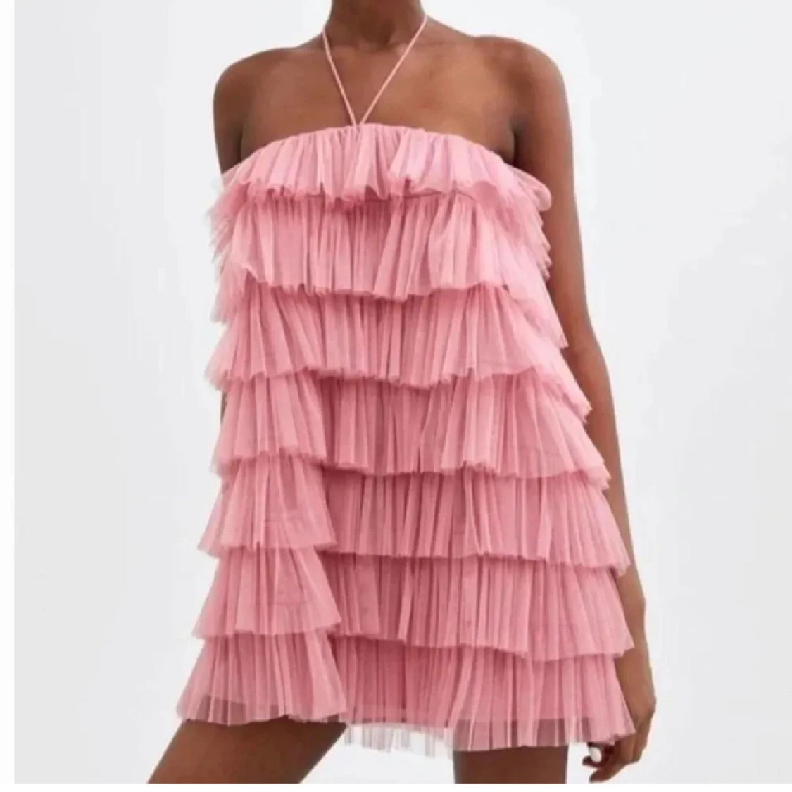 Rosa volangklänning med halterneck