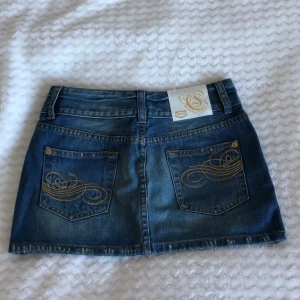 Blå jeanskjol med broderade bakfickor - Super fin mini kjol från crocker💕 