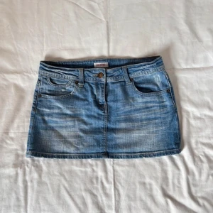 Lågmidjad jeanskjol  - Så så himla snygg. Köpte för 350, men den var tyvär för stor så behöver sälja vidare. Midjemått 40 cm💕(väldigt många intresserade på vinted) 