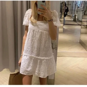 Vit klänning - Så fin kort broderat klänning! Passar perfekt till studenten eller bara i sommar💕💕 