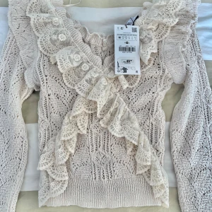 Zara tröja - Helt ny tröja från zara. Aldrig använd då den är för liten. Står storlek M men är som en S