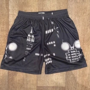 Eric Emanuel shorts - Oanvända Eric Emanuel shorts! Dem är i perfekt skick, ingen häl eller fläck! Shortsen är i storlek L.