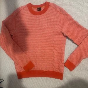 boss orange collection - Ny pris 2800 pris kan diskuteras vid snabb affär. Säljer en orange långärmad tröja från BOSS. Perfekt för dig som vill ha en snygg och bekväm tröja med lite extra stil. Säljer då min kille köpte den för ca 6 månader sen men ej kommer tyvärr ej användning. 