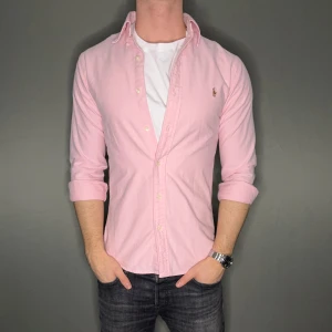 Ralph lauren skjorta - Hej säljer nu min fina Ralph lauren skjorta i storlek S. Den är i nyskick och kommer vara otroligt snygg nu i vår och framåt sommaren. Nypris cirka 1600kr! Vi kommer att sälja liknande produkter nu i vår och närmare sommar så glöm inte följa profilen!🌊🍾