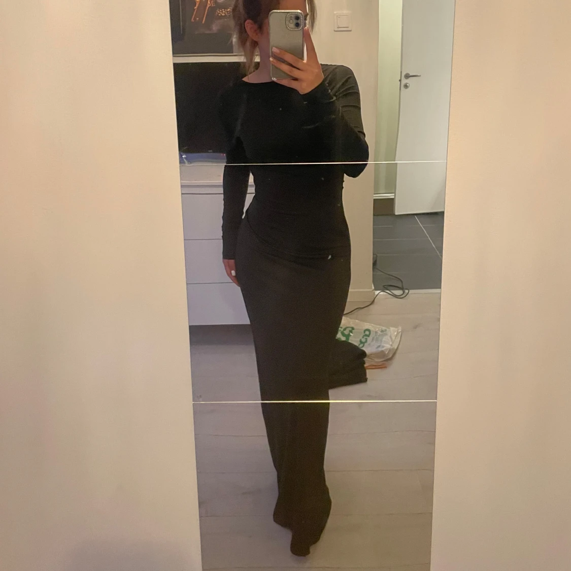 Svart långklänning med öppen rygg - 1