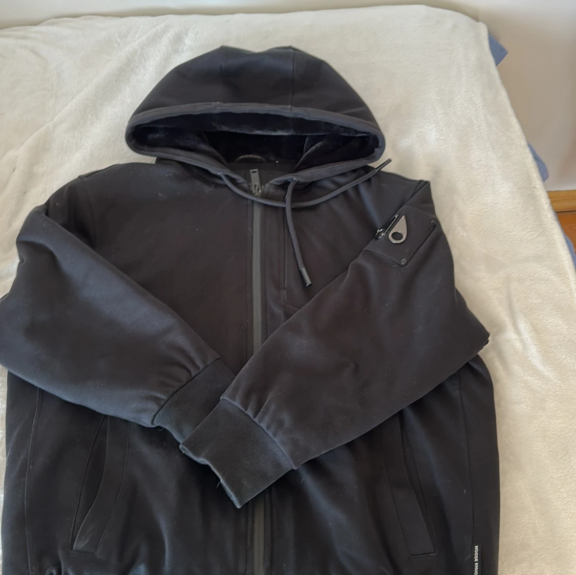 Svart hoodiejacka från Moose Knuckles