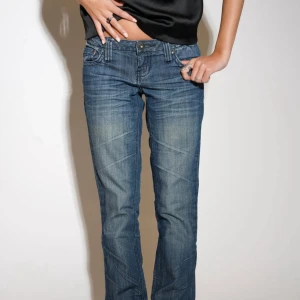 Lågmidjade Blå bootcut jeans - Snygga blå jeans med bootcut passform. Lågmidjade. (Produkt 012) 